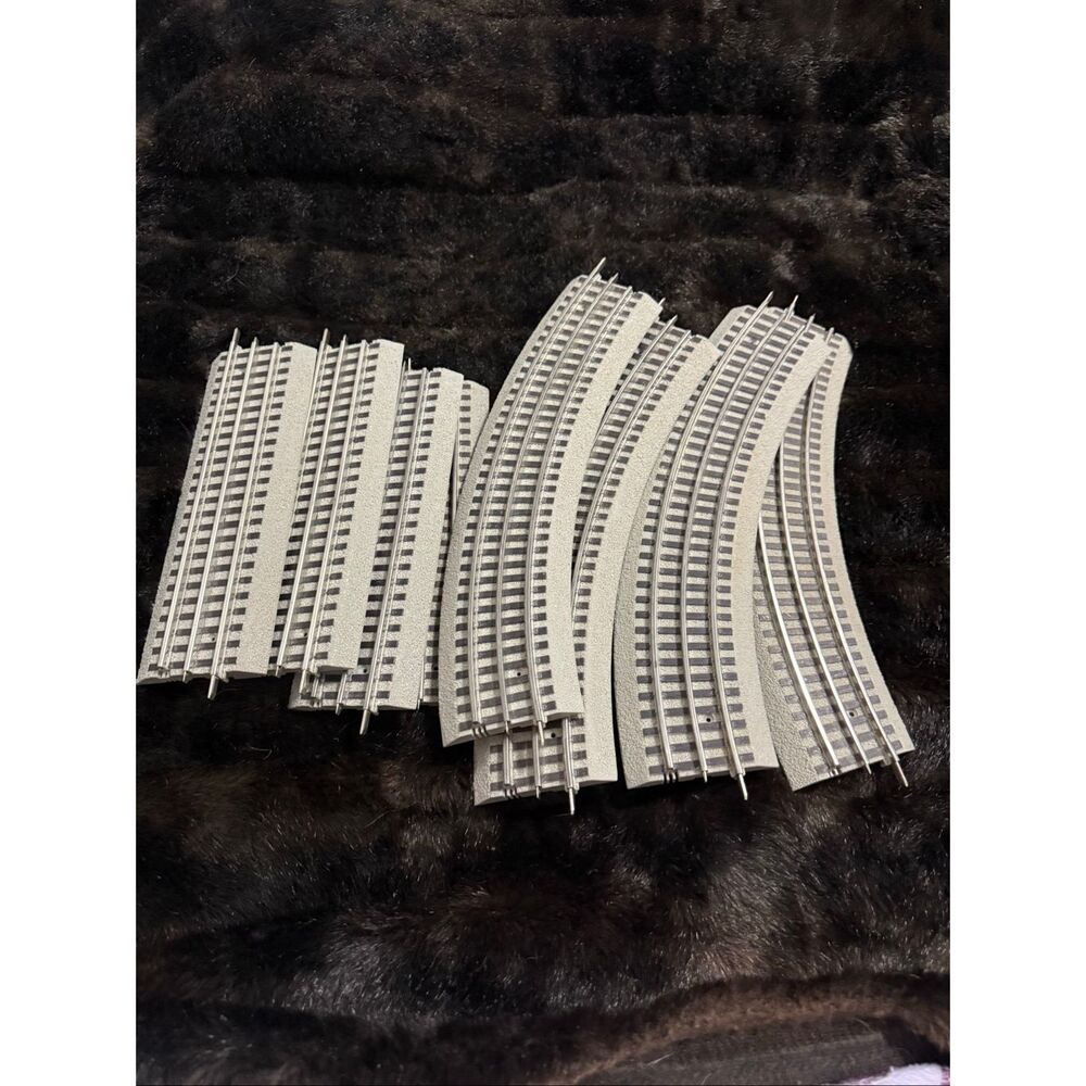 Lionel Trains - Fastrack - O Guage - 8 piece  - 4 Curved & 4 Straight Track Set
